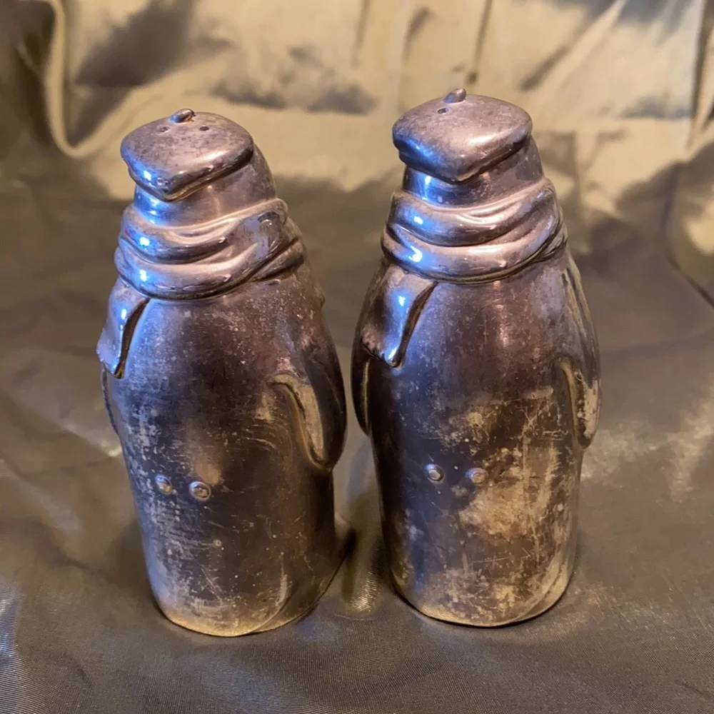 Vintage Towle Silversmiths silver plated salt and pepper shaker.